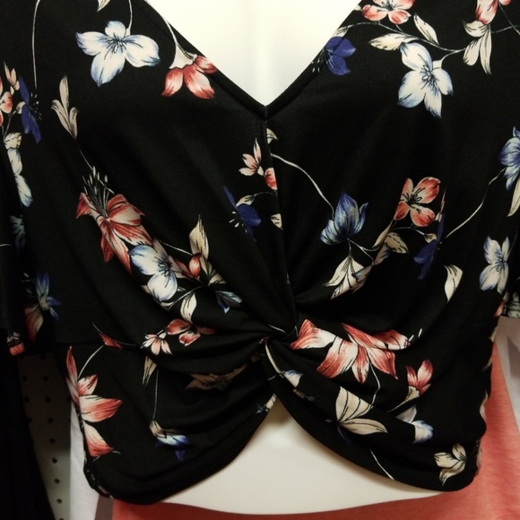 ! Plus Size Black Floral Crop - Picture 4 of 6